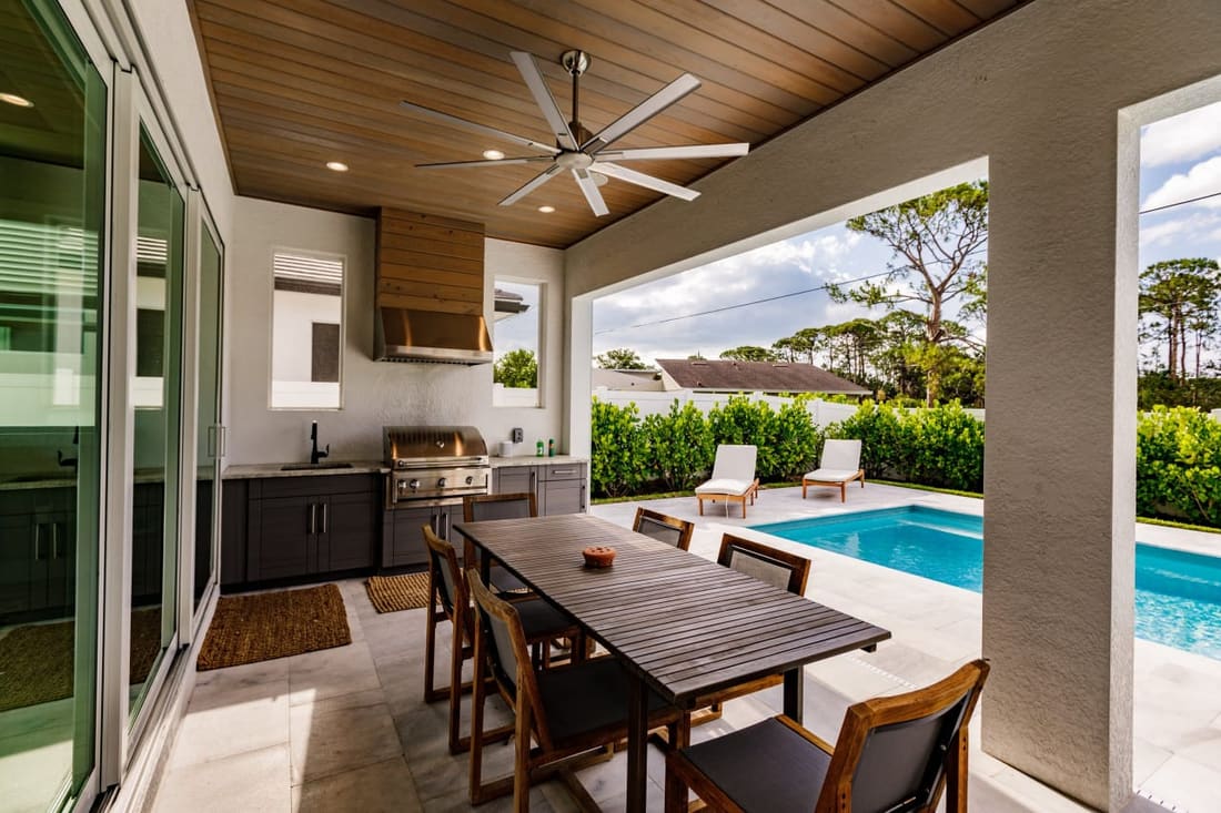 Bikinis and Martinis, property photograph 11