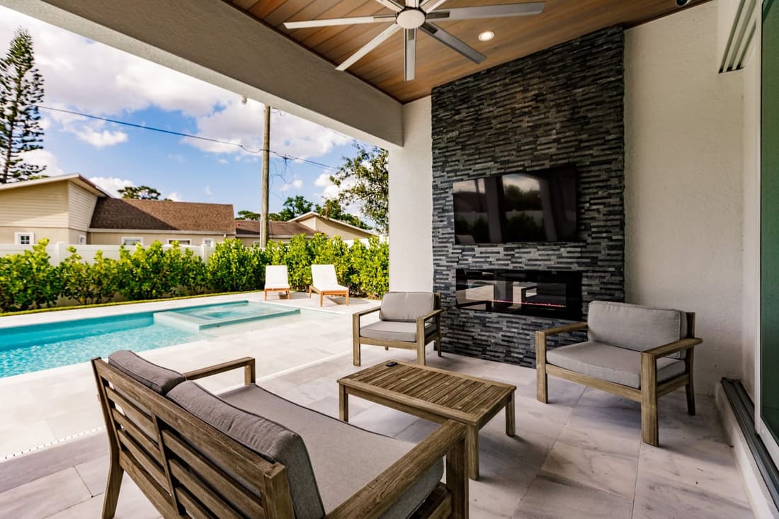 Bikinis and Martinis, property photograph 12