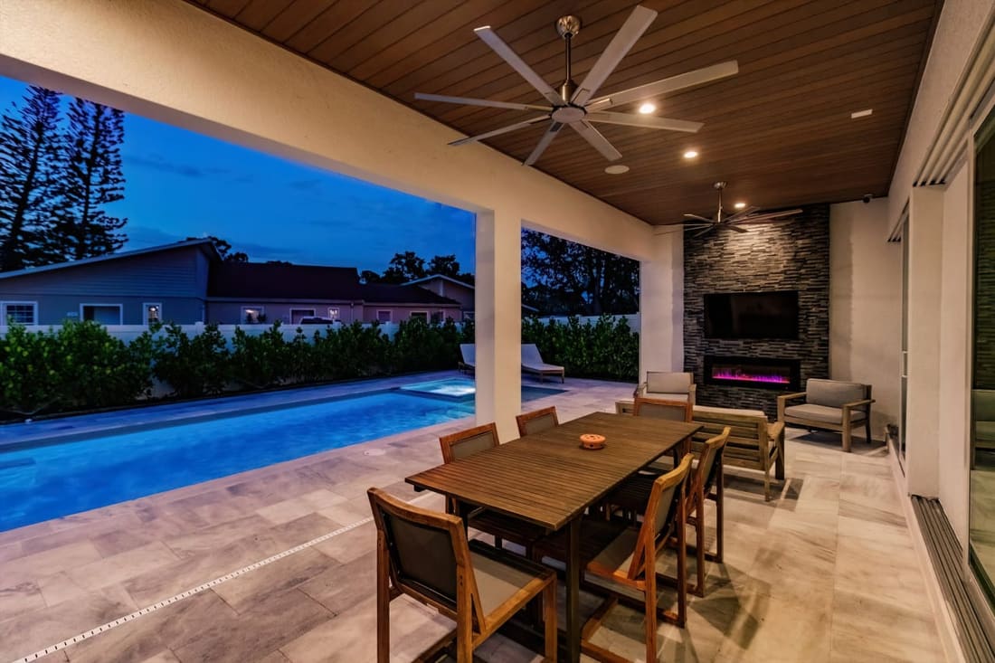 Bikinis and Martinis, property photograph 8