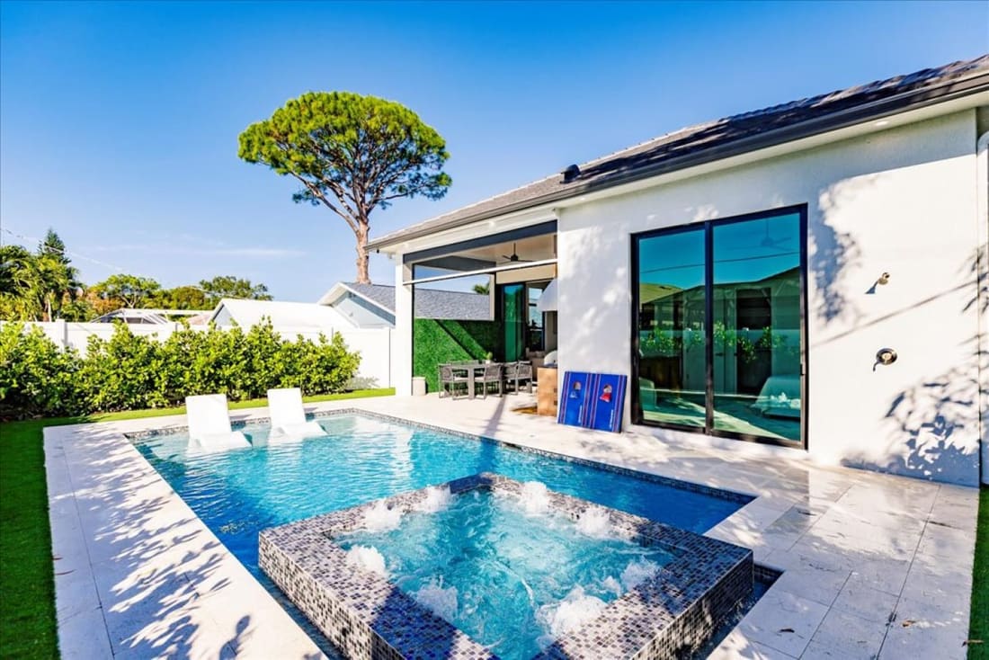 Naples Calming Waves, property photograph 10
